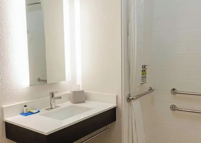 غرفة قياسية بسرير كينج لذوي الإعاقة، Holiday Inn Express Andalusia 3/5