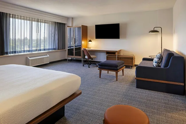 غرفة كبيرة بسرير كينج مع أريكة، Courtyard Los Angeles Baldwin Park 1/1