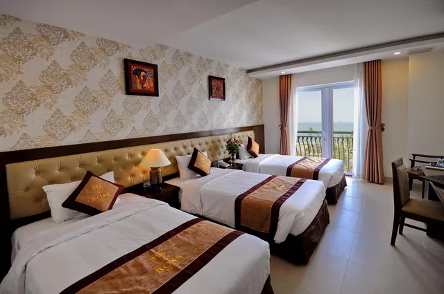 غرفة تنفيذية ثلاثية بإطلالة على البحر بشرفة، BOSS HOTEL NHA TRANG 2/2