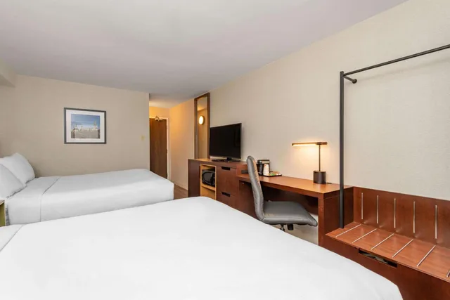 Standard, King Bed, 2 Queen Beds, Comfort Inn Gatineau 1/9