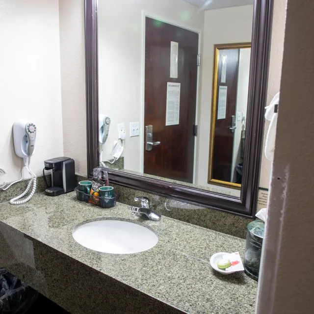 غرفة بسرير كوين بجاكوزي، Hotel Grand Victorian 5/9