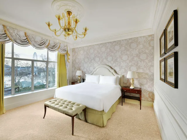 غرفة فاخرة بسرير كينج بإطلالة على النهر، The Savoy Hotel 1/7