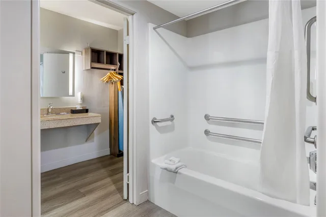 غرفة بسرير كينج لذوي الإعاقة، Quality Inn & Suites Raleigh Durham Airport 5/5