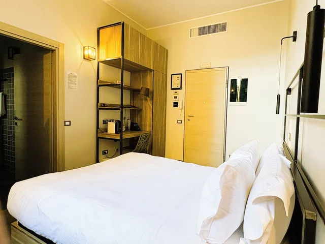 غرفة قياسية بسرير مزدوج بحمام خاص في الطابق الأرضي، Versoverde Alzaia Naviglio Grande 1/4