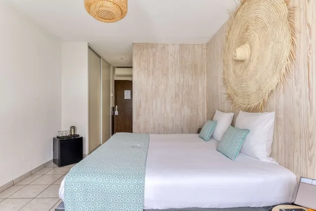 غرفة عائلية بسرير كينج مع أريكة، Sure Hotel by Best Western Beziers Le Monestie 2/7