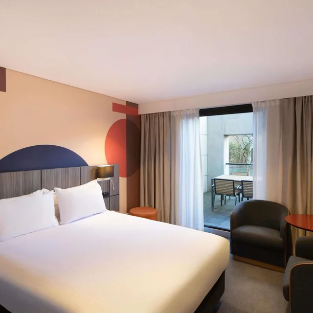 غرفة ديلوكس بسرير كينج وسرير كوين بشرفة، ibis Styles Sydney Central 1/8