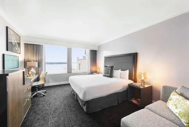 Room, King Bed, Partial Water or Skyline View، Hilton Motif Seattle 3/10