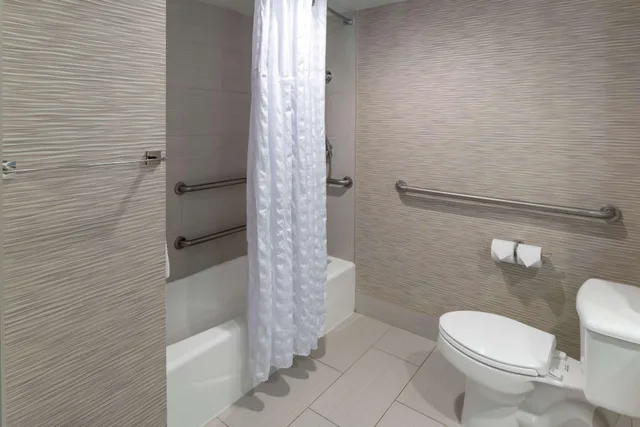 غرفة بسرير كينج بشرفة لذوي الإعاقة، Doubletree By Hilton Hotel Jacksonville Airport 4/4