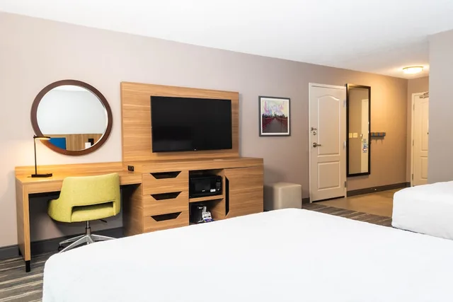 Room, 2 Queen Beds, Accessible, Hampton Inn Chicago Saint Charl 2/4