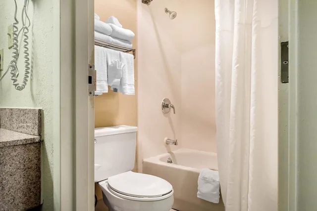 غرفة قياسية بسريرين مزدوجين، Quality Inn Culpeper VA 4/6