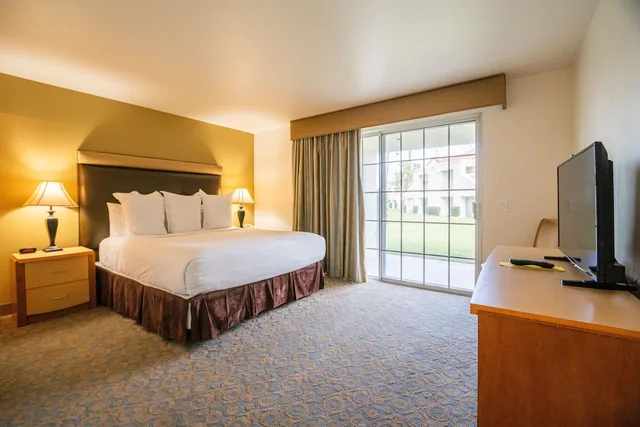 غرفة بسرير كينج بغرفة نوم واحدة مع أريكة، Desert Breezes Resort 2/6