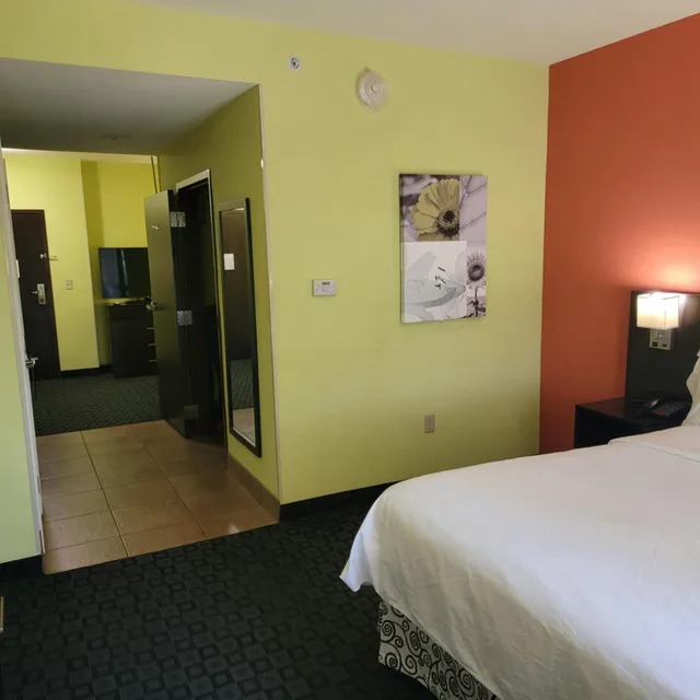 جناح لذوي الإعاقة، Holiday Inn Garland 5/10
