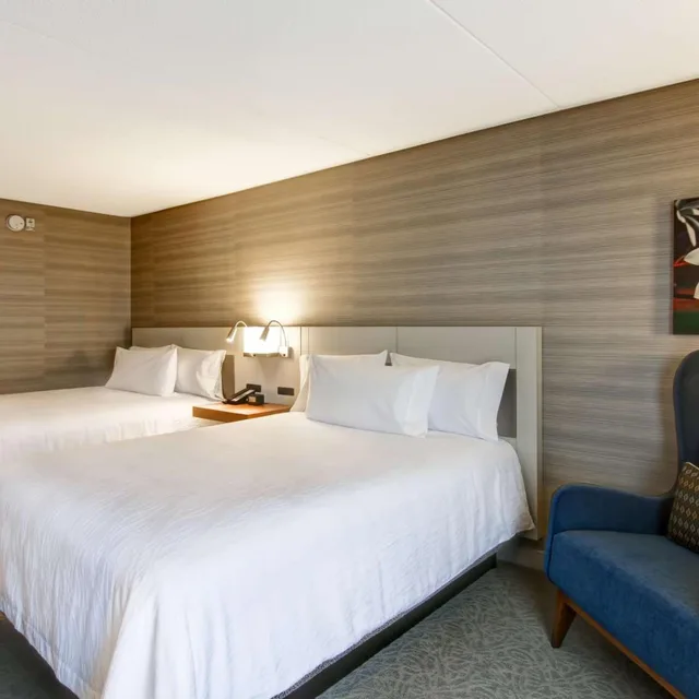 غرفة بسرير كينج وسريرين كوين، Hilton Garden Inn Toronto Mississauga 1/7