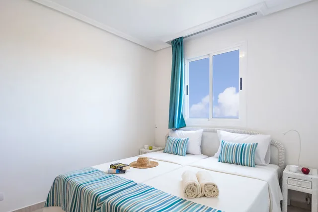 شقة بسريرين منفصلين بإطلالة على المسبح بغرفة نوم واحدة مع أريكة، ARENA BEACH HOTEL 4/10
