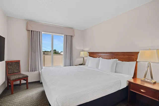 Efficiency, 2 Queen Beds, Sofa، Days Inn & Suites by Wyndham Winkler 2/6