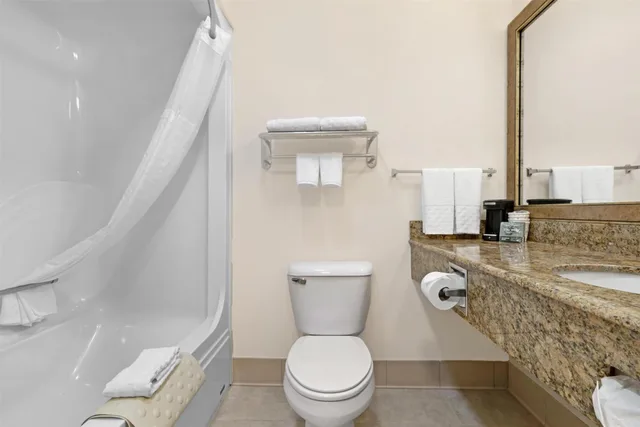 غرفة بسرير كينج مع أريكة بحوض استحمام لذوي الإعاقة، Best Western Brookfield 5/5