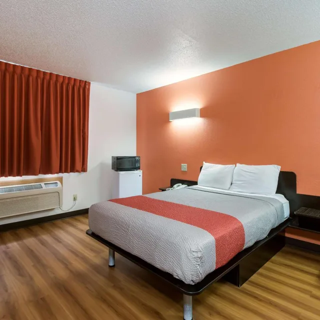 1 Full Bed - Accessible, Smoking، Motel6 Davenport, IA 4/10