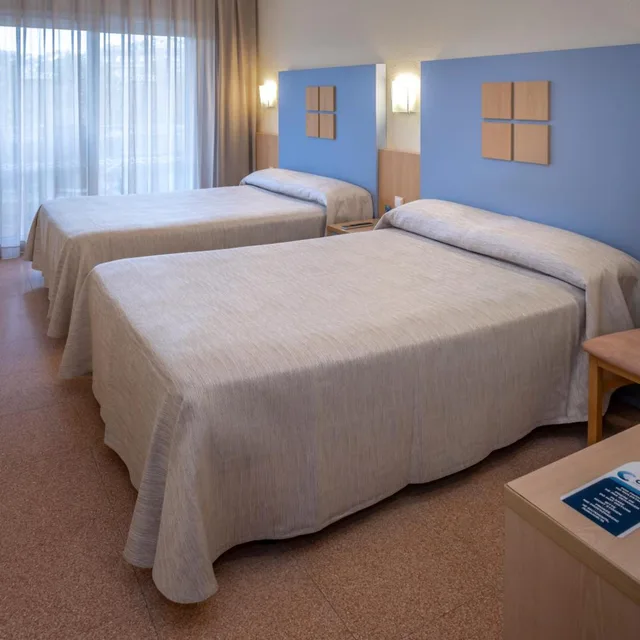 غرفة رباعية بسرير مزدوج، Caprici Beach Hotel & Spa 2/7