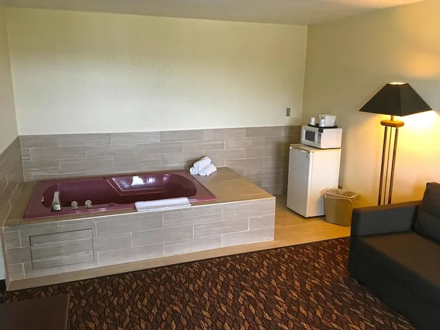 جناح بسرير كينج بحوض جاكوزي، Americas Best Value Inn Celina 3/4