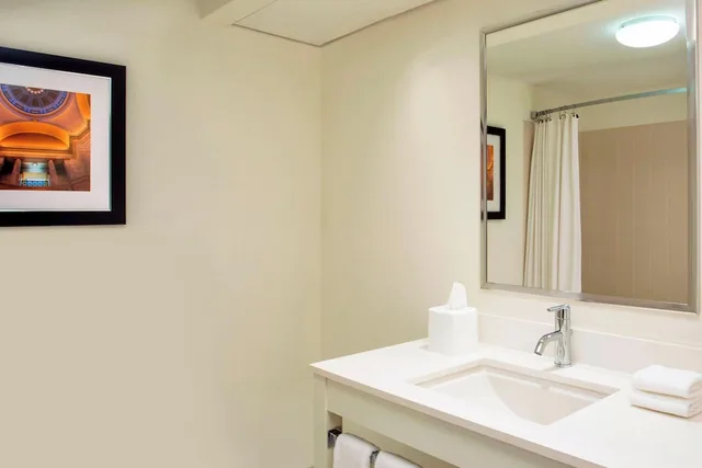 غرفة بسرير كينج لذوي الإعاقة، Four Points by Sheraton Bentonville 5/7