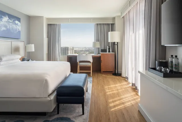 Deluxe, King Bed, Water View, Balcony, Accessible, Tampa Marriott Water Street 2/5