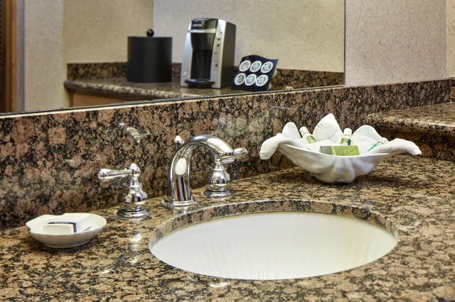 غرفة قياسية بسرير كينج مع أريكة، Cavalier Oceanfront Resort 6/6