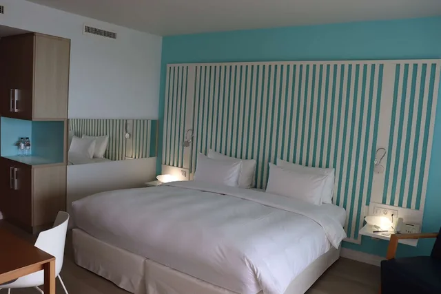 غرفة بريميوم بسرير كينج بإطلالة على البحر بشرفة، Radisson Blu Resort Spa Ajac 8/10