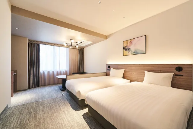 غرفة بسريرين منفصلين بشرفة مع أريكة، Hotel Grand Tiara Anjo 1/10