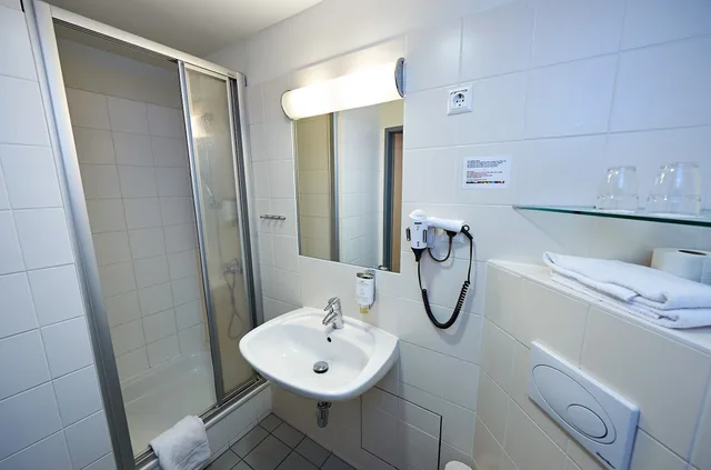 غرفة ديلوكس بسريرين منفصلين بإطلالة على الفناء، Kolping Wien Zentral Hotel 10/10