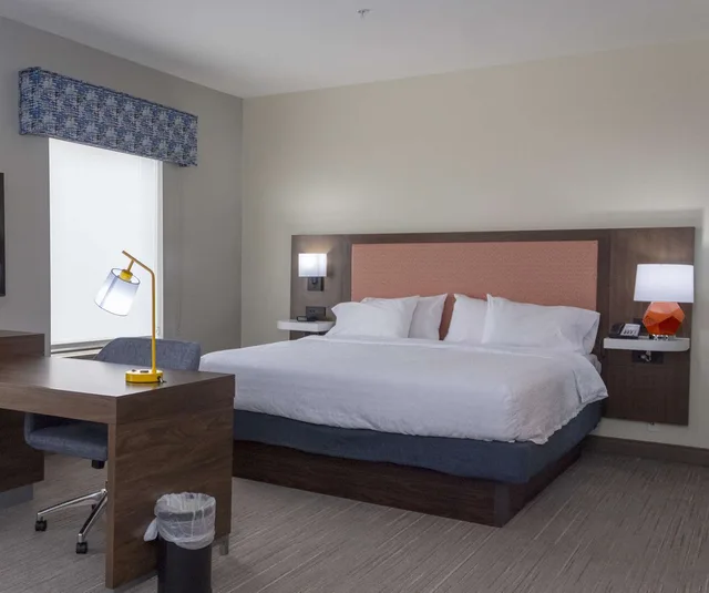 غرفة بريميوم بسرير كينج مع أريكة، Hampton Inn & Suites Riverton 2/7