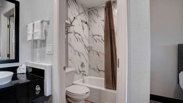 غرفة ديلوكس بسرير كوين، Motel6 Eureka, CA – Redwood Coast 10/10