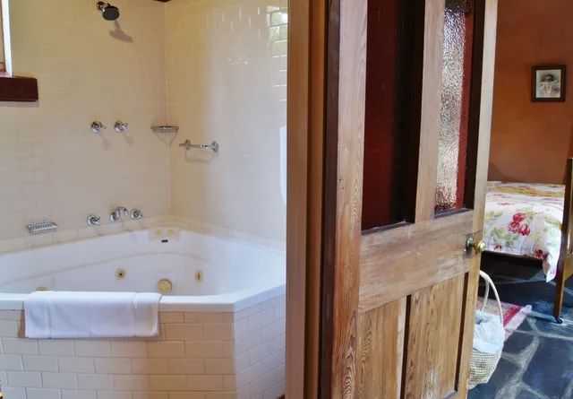 كوخ فاخر بسرير كوين بحوض جاكوزي، Buxton Manor 3/6