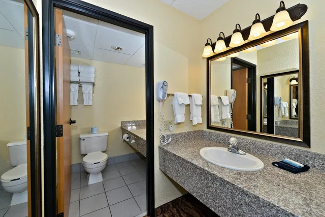 جناح بسرير كينج بجاكوزي، Best Western Center Pointe Inn 7/9