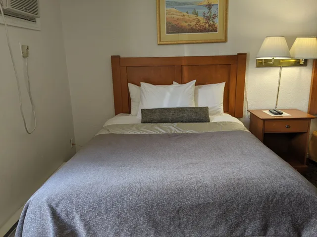 Efficiency, Queen Bed، Howard Johnson By Wyndham Downtown Kamloops 2/3