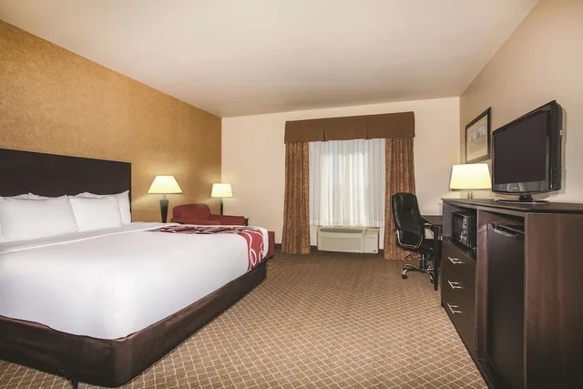 غرفة بسرير كينج لذوي الإعاقة، La Quinta Inn & Suites by Wyndham Ely 1/2