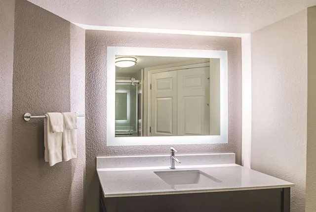 غرفة ديلوكس بسرير كينج، La Quinta Inn & Suites by Wyndham Fort Worth North 2/4