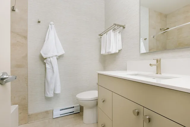 جناح ركني بسرير كوين بغرفة نوم واحدة مع أريكة، Balcomo, a Ramada by Wyndham 3/8