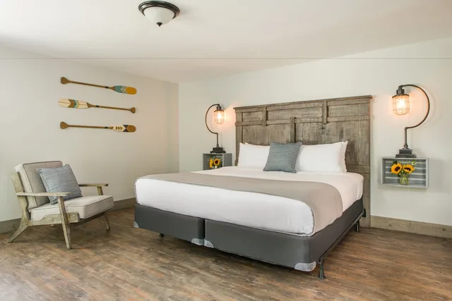 Pine, Cottage, 6 Queen Beds، Lake Bomoseen Lodge 1/2