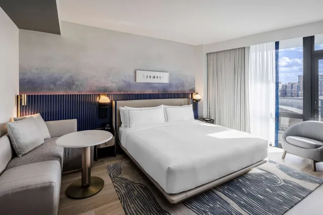 جناح بسرير كينج، The Morrow Washington DC, Curio Collection by Hilton 2/6
