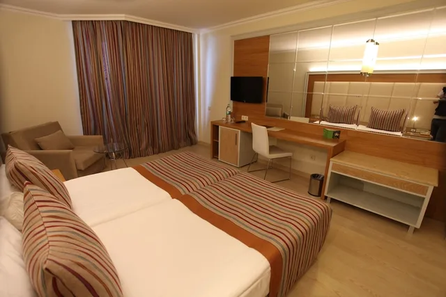 غرفة كلاسيكية بسريرين منفصلين بإطلالة جزئية على البحر مع أريكة، Pegasos Resort 2/4