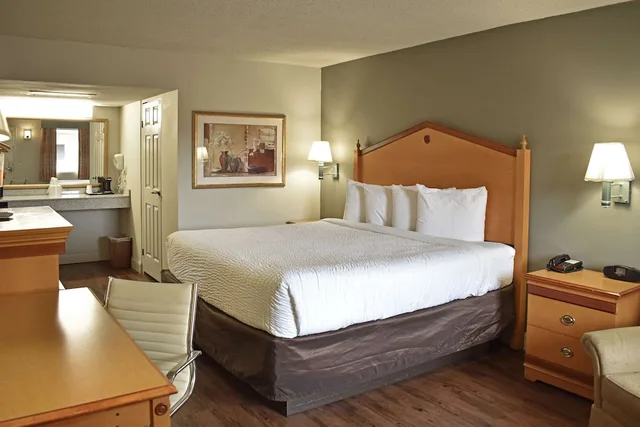 غرفة بسرير كينج لذوي الإعاقة، Rodeway Inn Hot Springs National Park Area 2/8