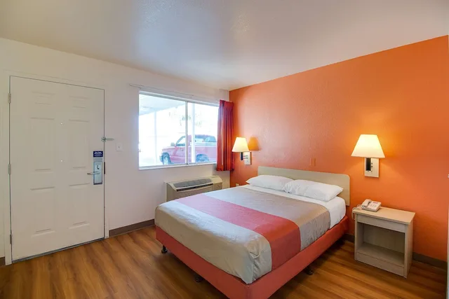 غرفة قياسية بسرير مزدوج لذوي الإعاقة، Motel6 Phoenix, AZ - East 1/8