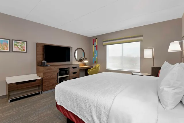 غرفة بسرير كينج بحوض استحمام لذوي الإعاقة، Hampton Inn by Hilton Cornwall 3/6
