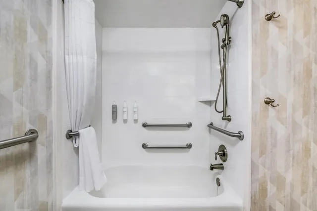 غرفة بسرير كينج مع أريكة لذوي الإعاقة، Hampton Inn Milledgeville 6/6