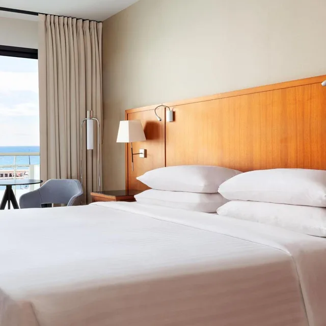 غرفة بزنس بسرير مزدوج بإطلالة على البحر بشرفة، Riviera Marriott Hotel La Porte de Monaco 2/7