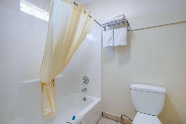Room, King Bed, Smoking, Rodeway Inn & Suites Blythe I-10, CA 2/3
