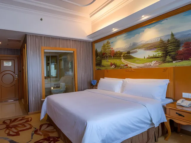 غرفة رومانسية بسرير كوين، Vienna International Hotel (Zhuhai Lovers Middle Road Haibin Store) 1/2