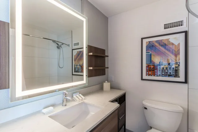 غرفة بسرير كوين بإطلالة على الجبل في طابق مرتفع، Hilton Garden Inn San Francisco/Oakland Bay Bridge 4/5