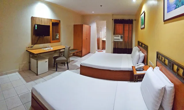 غرفة ديلوكس بسرير كوين وسرير فردي، Golden Valley Hotel 2/2