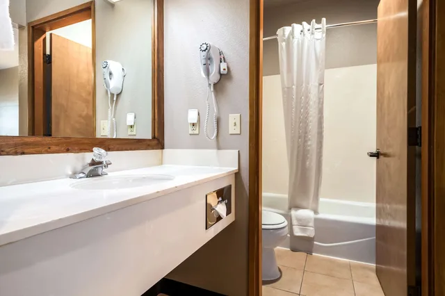 غرفة قياسية بسريرين كوين، Quality Inn & Suites Bainbridge Island 2/2